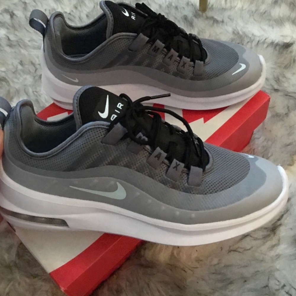 BRAND NEW NIKE AIR MAX
